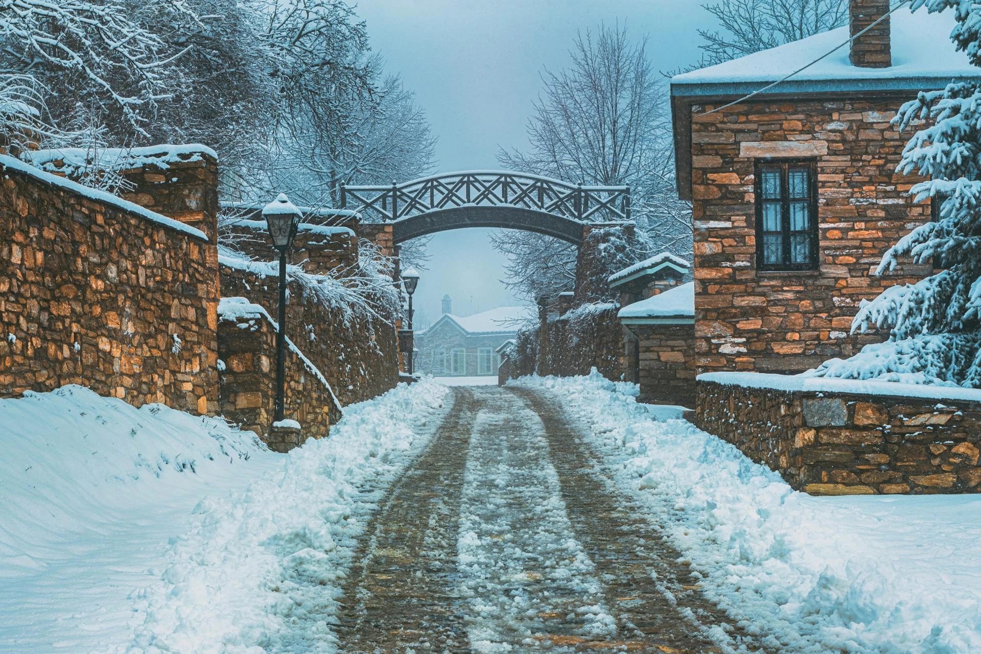 Νυμφαίο: Ένα Παιδικό Παραμύθι στη Σκιά του